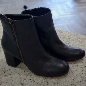 Black Leather Booties Chunky Block Heel Round Toe Zipper Woman's size 8.5
